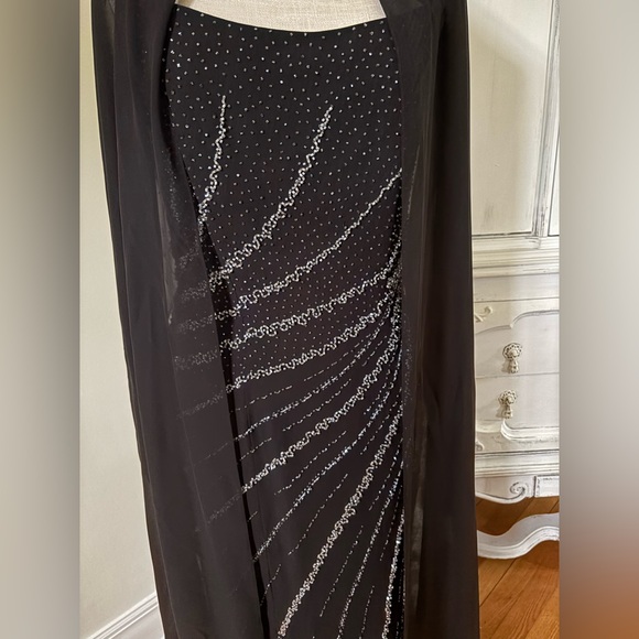 Elegant Black Evening Dress with Sheer Shawl - Picture 3 of 5